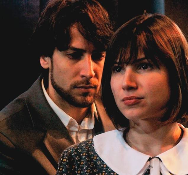 Dirigidos por Eduardo Tolentino de Araújo, os atores Bruno Barchesi e Natália Moço estão no elenco da comédia dramática De Um ou de Nenhum