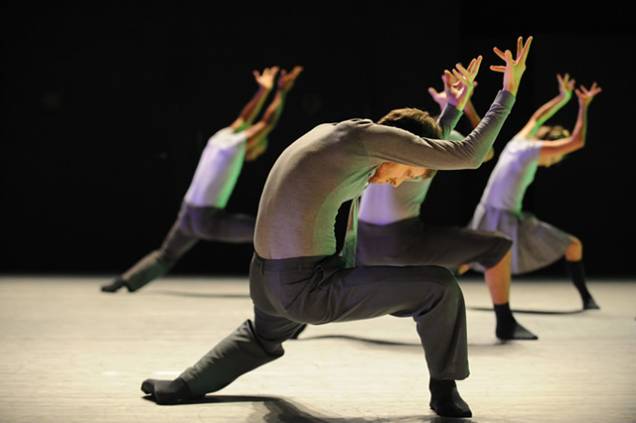Espetáculo Deca Dance, por Batsheva Dance Company