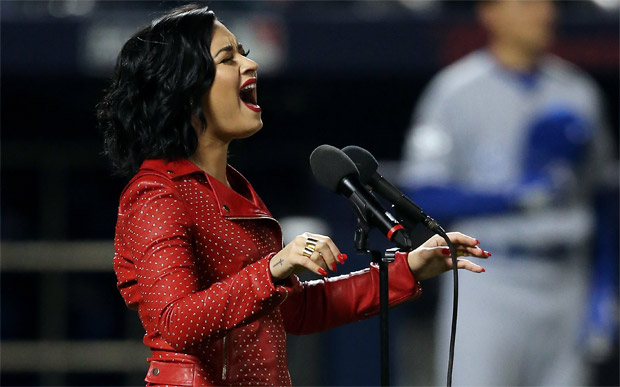 Demi Lovato: figurino vermelho e salto agulha para apresentação emocionante (Foto: Reprodução)