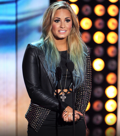 A cantora Demi Lovato também descoloriu os fios e criou um efeito arco-íris nas pontas dos cabelos (Foto: Reprodução)