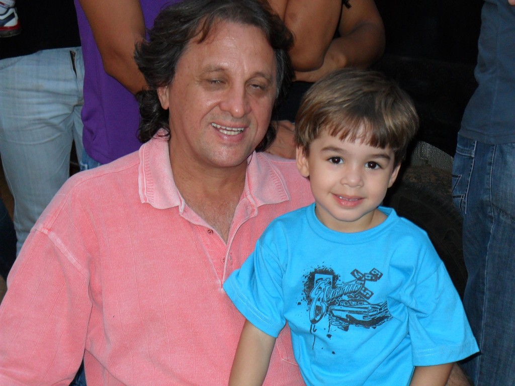 Roberto Bettini, o Dengue: ao lado do filho caçula, Ítalo, leva uma vida pacata como produtor de shows no interior de Rondônia
