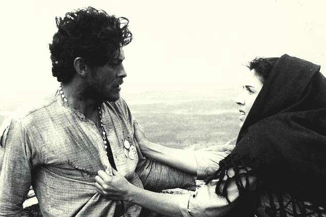 Uma das obras-primas de Glauber Rocha: Geraldo Del Rey e Yoná Magalhães em Deus e o Diabo na Terra do Sol de 1964 Uma das obras-primas de Glauber Rocha: Geraldo Del Rey e Yoná Magalhães em Deus e o Diabo na Terra do Sol de 1964