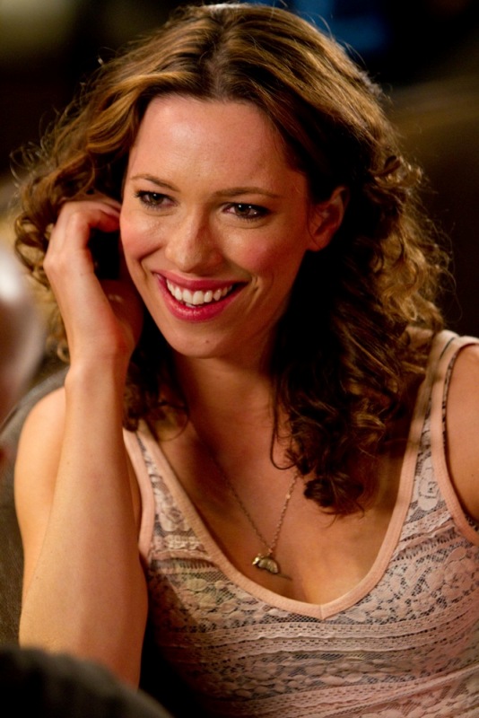 Rebecca Hall em O Dobro ou Nada: ela é uma dançarina de uma casa de strip-tease