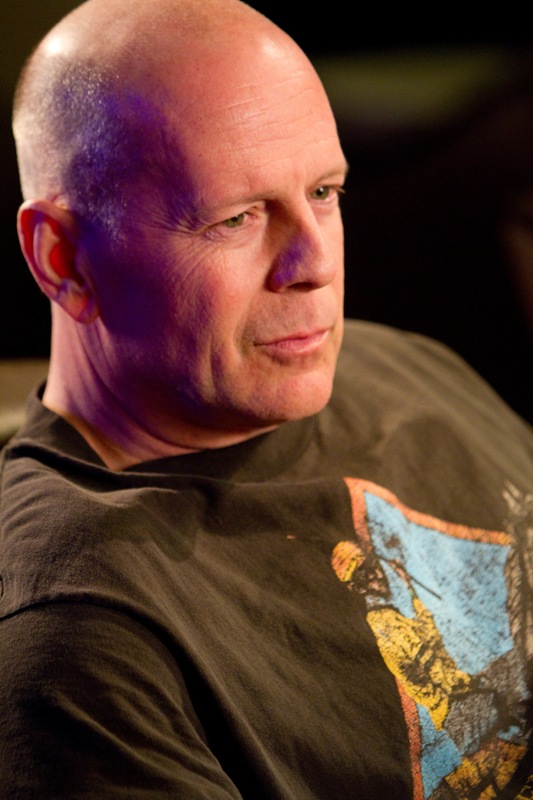 Bruce Willis em O Dobro ou Nada: papel cômico de um apostador