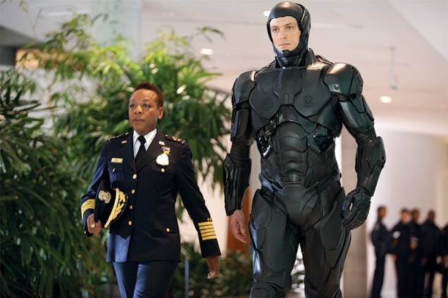 RoboCop: Kinnaman vestido como o policial do futuro, híbrido de homem e máquina em cenas de ação