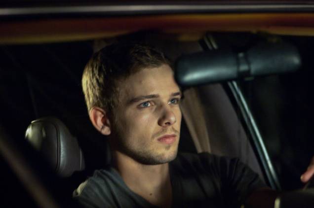 Max Thieriot: ator interpreta o único sobrevivente de um assassinato cuja vítima foi sua própria família Max Thieriot: ator interpreta o único sobrevivente de um assassinato cuja vítima foi sua própria família