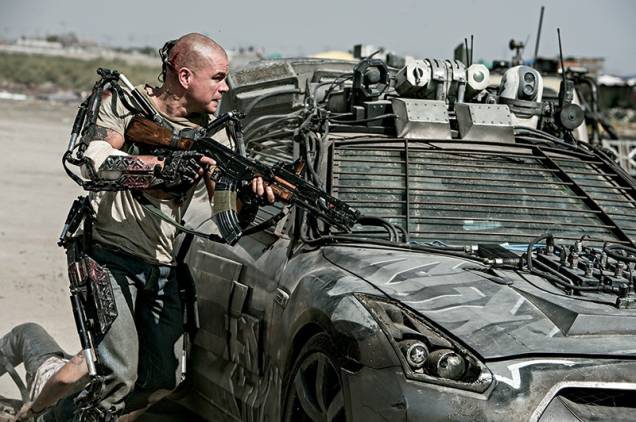 Elysium: Matt Damon, enfrentando os inimigos para salvar a própria pele