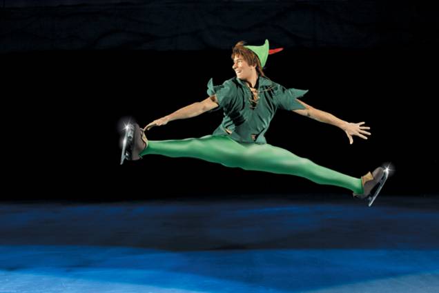 O público se encanta com as estripulias de Peter Pan