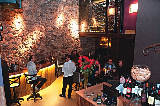 Divine Wine Bar, nos Jardins: pé-direito de 5 metros quebra a sensação de ambiente fechado