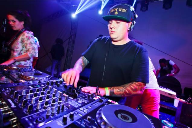 	O DJ Marcelo Botelho, que toca na Só Vai Quem Já Morreu