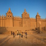 A Grande Mesquita de Djenné, no Mali, serve de campo de futebol (Crédito: Caio Vilela)