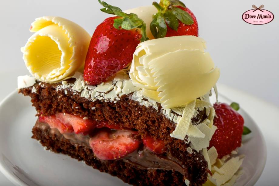 Bolo brigadeiro com morangos e raspas de chocolate