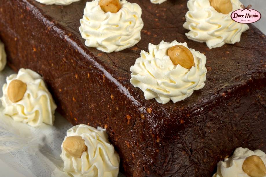 Bolo de gianduia: combinação de chocolates e avelãs