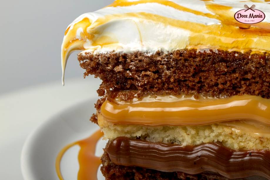 Bolo Maravilha, o campeão de vendas: massa de chocolate recheado com doce de leite, brigadeiro, marshmallow e calda de caramelo