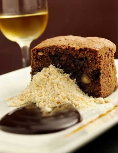 Bolo de chocolate e macadâmia, com ganache de chocolate e farofa crocante
