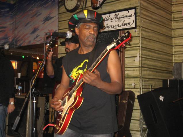 	Donald Kinsey: ex-integrante do The Wailers, a banda-base de Bob Marley