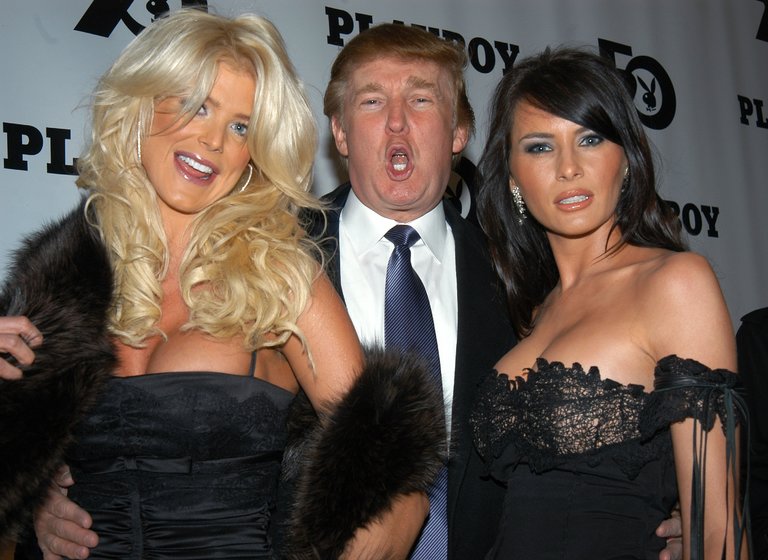 Donald Trump com as coelhinhas Victoria Silvstedt e Melania Knauss, sua atual esposa, em evento da Playboy em 2003