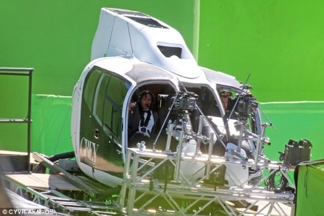 As câmeras captam o helicóptero em movimento (repare no fundo verde do estúdio)
