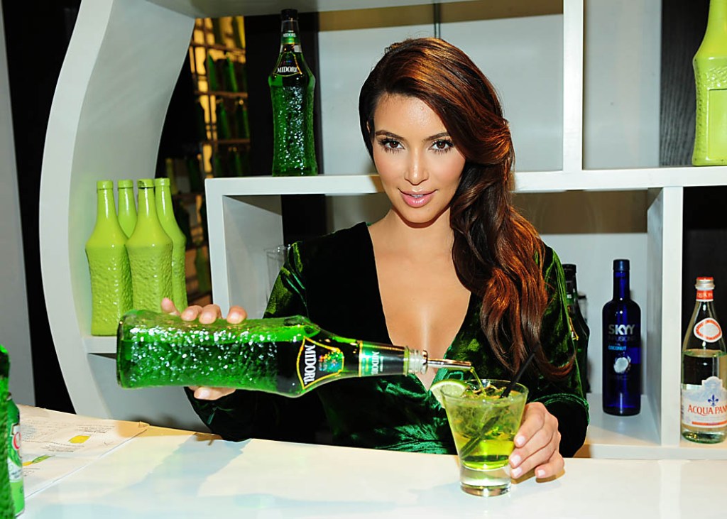 Kim Kardashian é a garota propaganda do Midori, um licor japonês que promete levantar os ânimos
