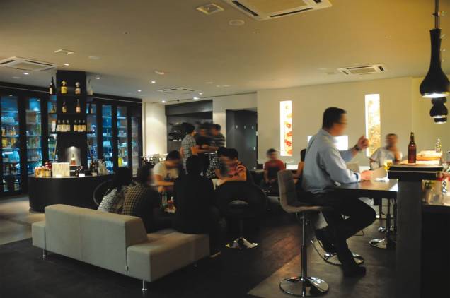 O ambiente: sofás, poltronas e uma chamativa adega high-tech nos fundos O ambiente: sofás, poltronas e uma chamativa adega high-tech nos fundos