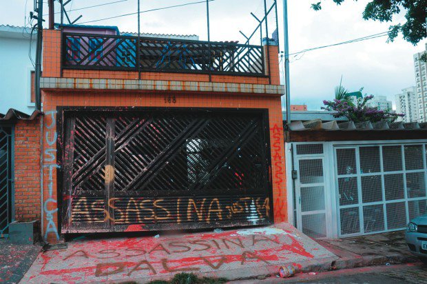 Revolta: casa de Dalva foi pichada pela população após o ocorrido, em 2012 (Foto: Cida Souza)