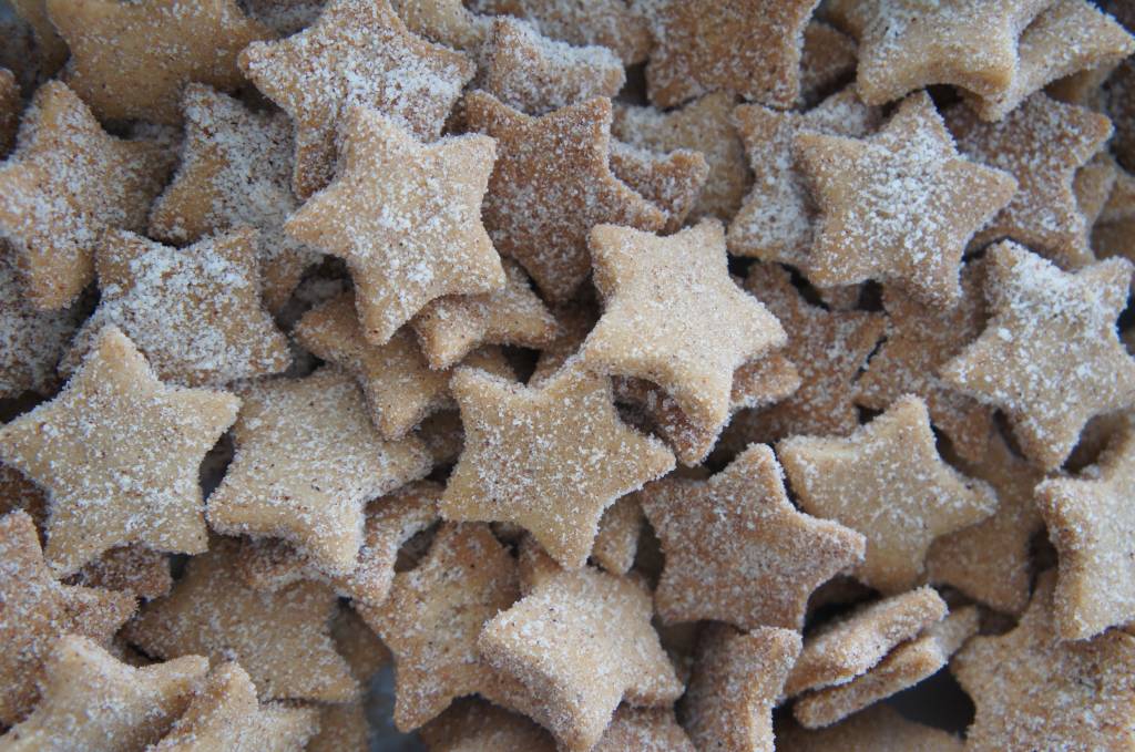 Um charmoso pão de mel em formato de árvore de Natal