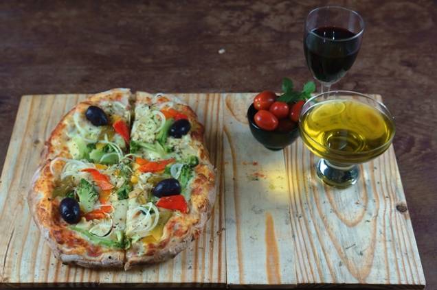 Pizza brotinho: queijo, brócolis, pimentão, champignon, cebola, tomate e azeitonas