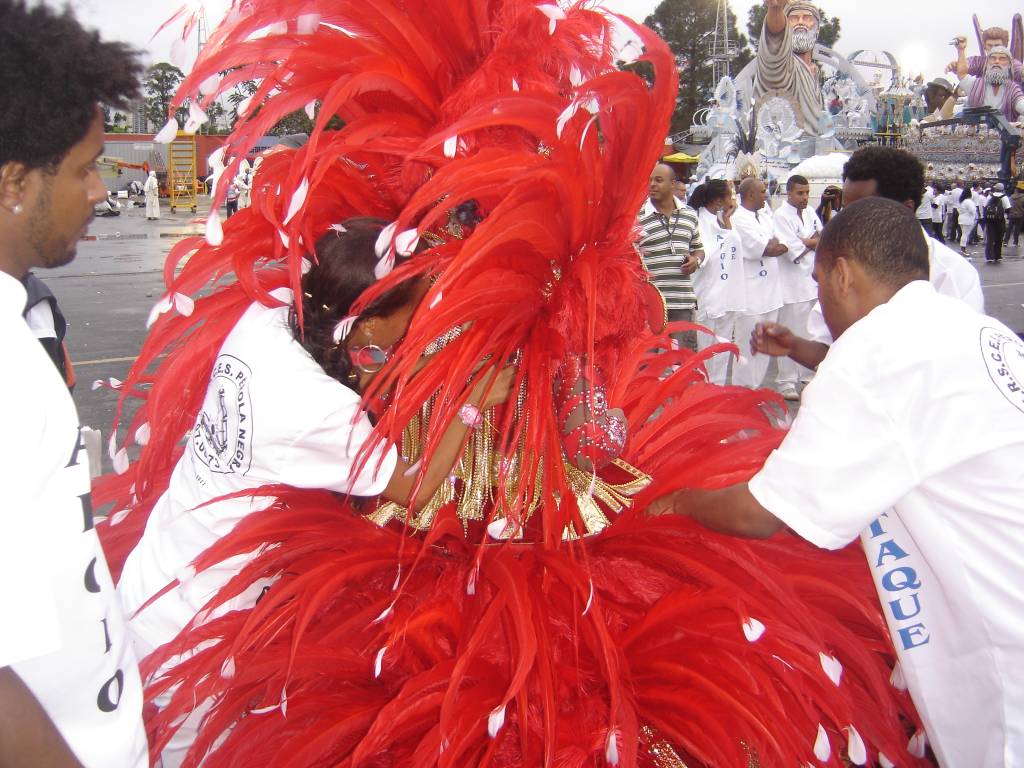 Porta-bandeira e mais 2.000 penas