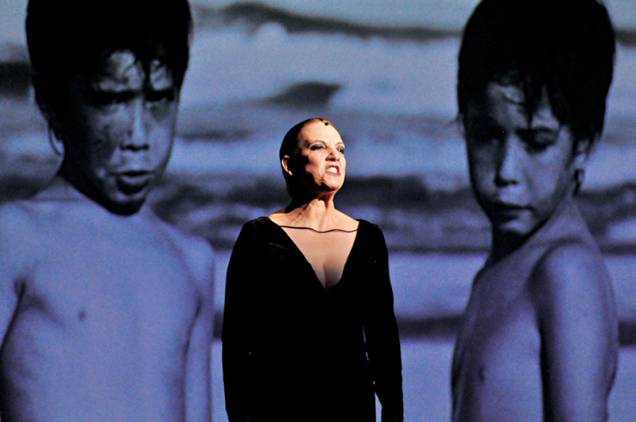 Denise Del Vecchio: no papel de Medeia, ela interage com a projeção no fundo do palco