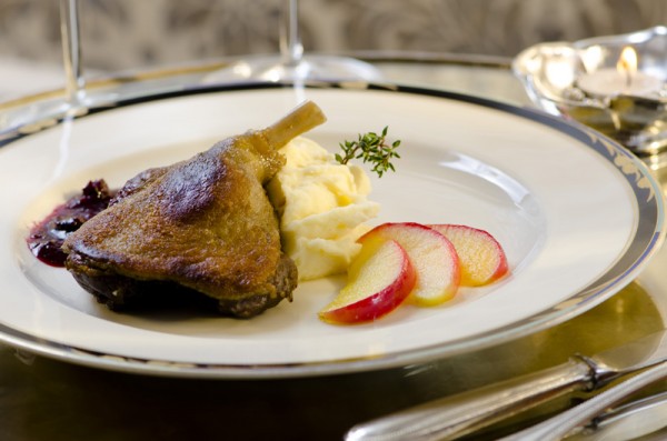 Confit de pato com maçãs carameladas regado a calda quente de frutas do bosque e ladeado por creme de batata. FOTO: Ligia Skowronski