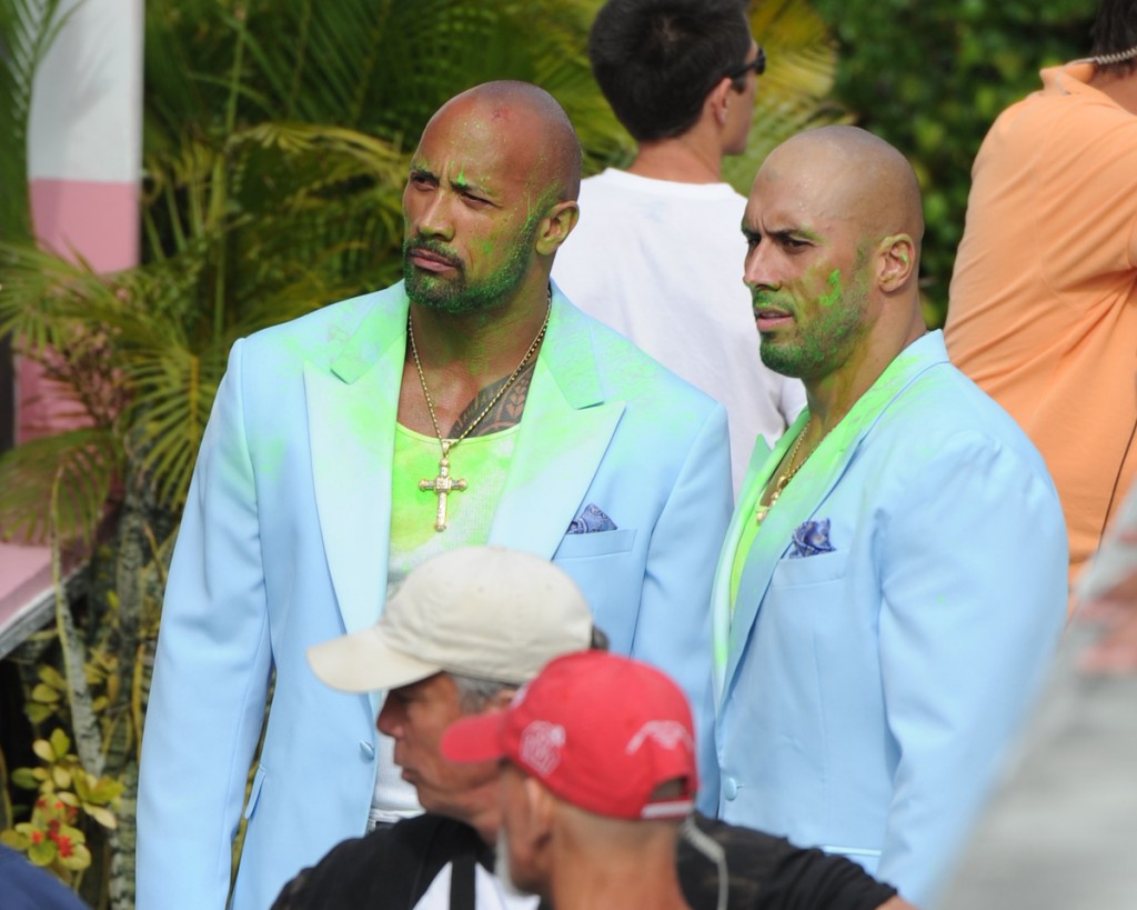 Dwayne Johnson (à esquerda), ex-The Rock, gravando Sem Dor, Sem Ganho, em Miami 