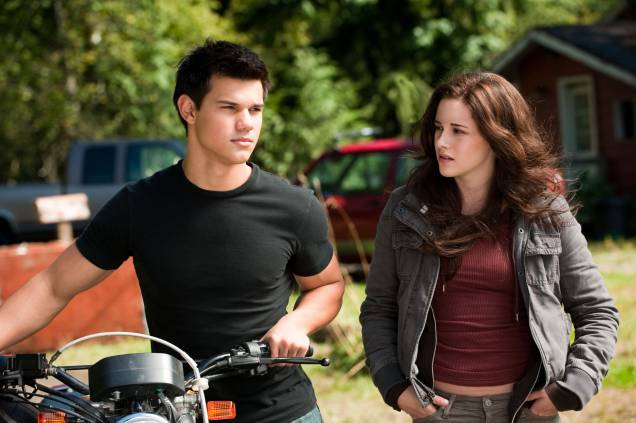 Em Eclipse, Jacob (Taylor Lautner) faz de tudo para estar ao lado de Bella (Kristen Stewart)