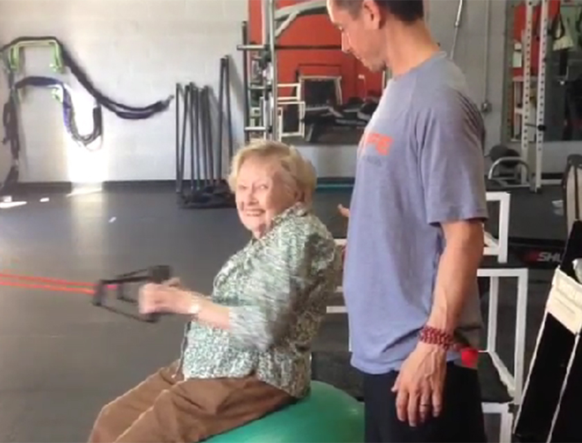 Edna, 97 anos, é a nova musa da malhação no Instagram