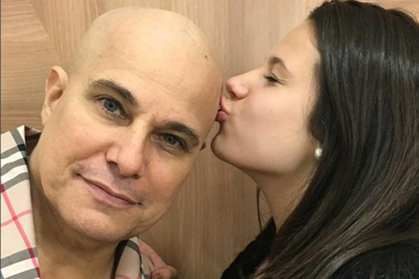 Homens da família de Edson Celulari raspam a cabeça em homenagem ao ator