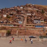 Pelada ao pé da favela de El Molino, em Cusco, no Peru (Crédito: Caio Vilela)