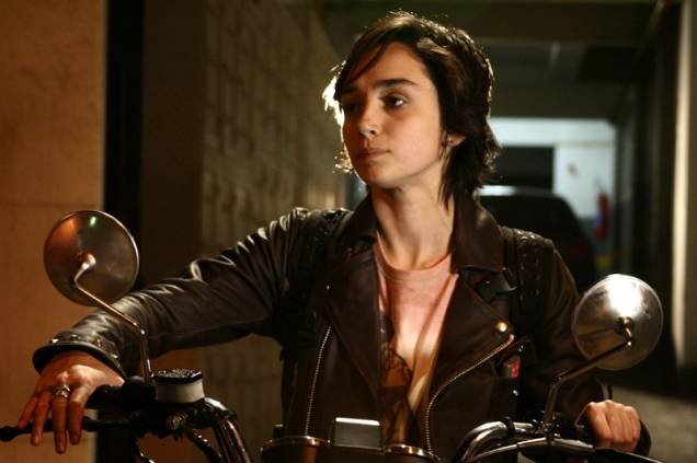 A atriz Simone Spoladore como Madona: motogirl que sonha em ser repórter fotográfica