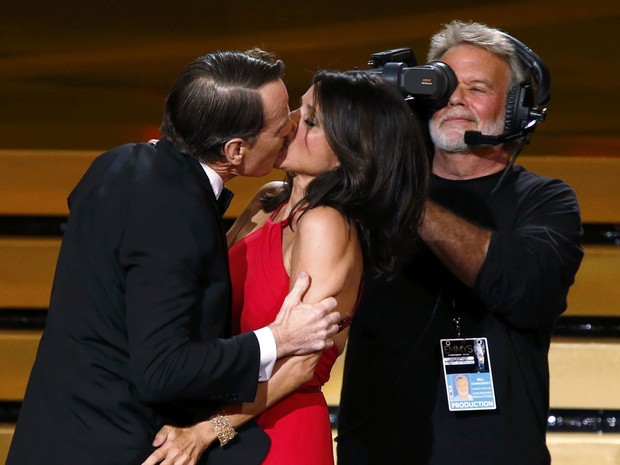 Julia Louis-Dreyfus e Bryan Cranston se beijam depois de apresentarem o ganhador do Emmy de melhor ator de série de comédia