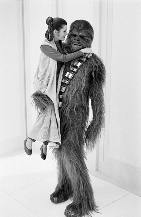 Peter Mayhew, o Chewbacca, faz graça com a Princesa Leia (Carrie Fisher) em Star Wars