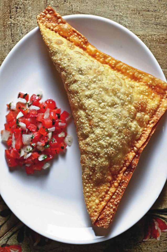 Acompanhada de vinagrete, a versão de carne com queijo Acompanhada de vinagrete, a versão de carne com queijo