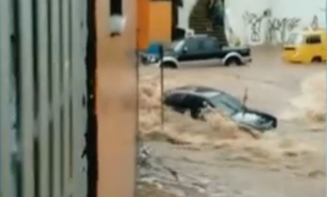 Moradora gravou momento em que motorista é levado por enchente (Crédito: Reprodução Rede Globo)