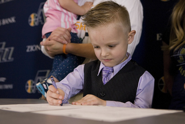 Time de basquete “contrata” garotinho com leucemia e o vídeo de seu primeiro jogo como atleta é adorável