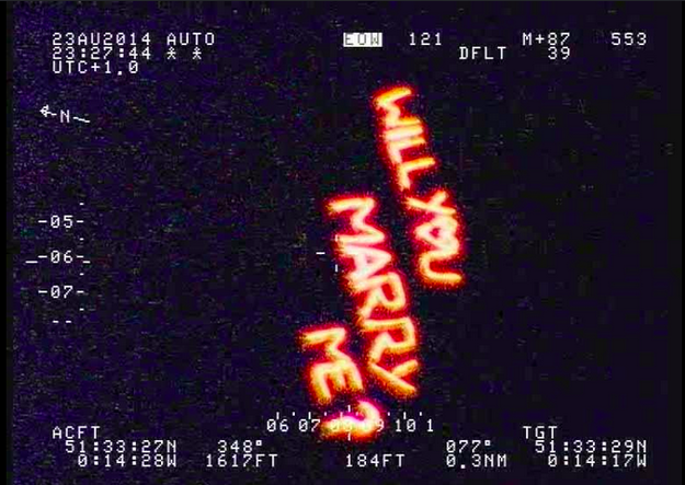 Pedido de casamento romântico é registrado pelo helicóptero da polícia de Londres e vira febre na internet