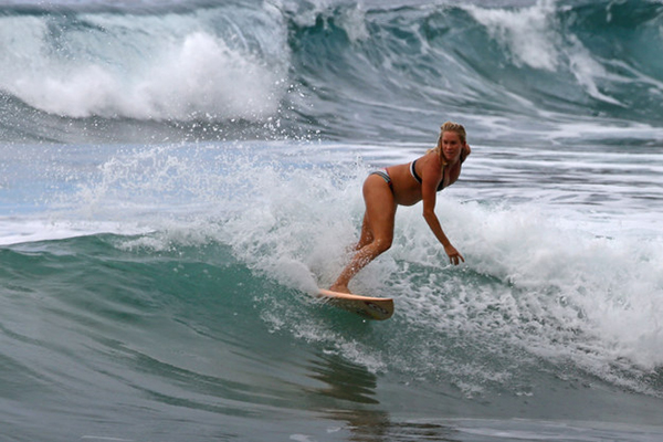 Surfista com apenas um braço continua praticando o esporte mesmo estando grávida de seis meses