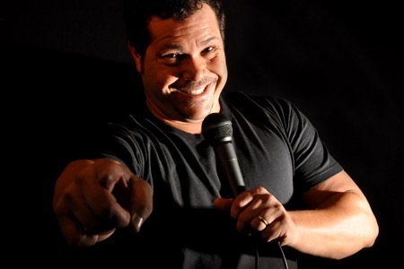 O ator e humorista Ênio Vivona do Comédia Popular Brasileira: stand-up no Teatro Folha