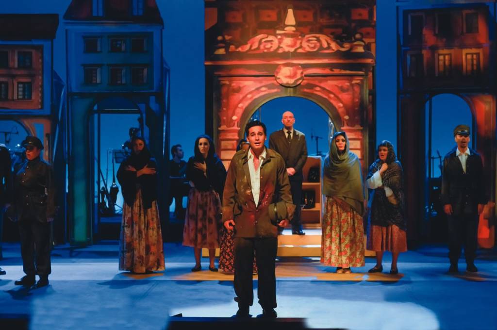 Musical popular: Rafael Almeida em meio aos 26 atores e dez instrumentistas no palco
