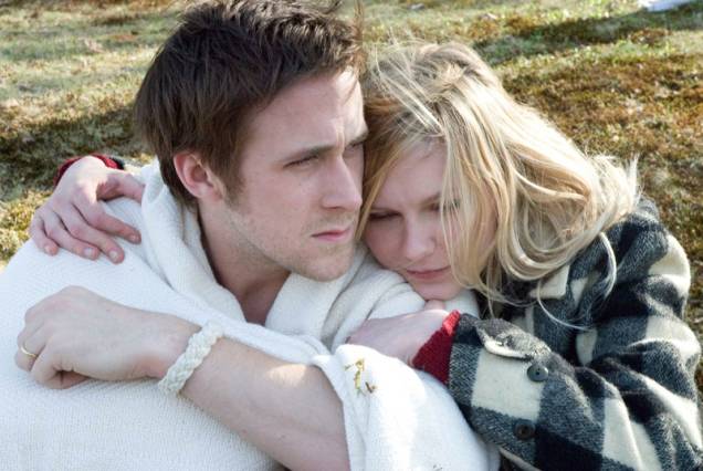 Ryan Gosling e Kristen Dunst em cena de Entre Segredos e Mentiras: suspense envolve o casal