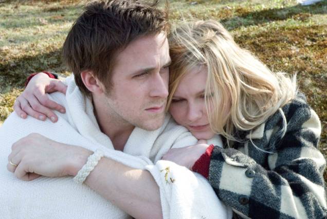 Ryan Gosling e Kristen Dunst em cena de Entre Segredos e Mentiras: suspense envolve o casal Ryan Gosling e Kristen Dunst em cena de Entre Segredos e Mentiras: suspense envolve o casal