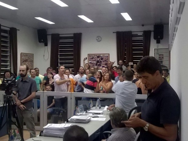 Aproximadamente oitenta pessoas comemoraram a aprovação da lei complementar que barra o Erotikaland em São Pedro (Foto: Divulgação)