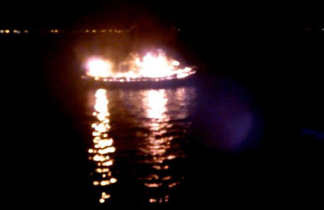 A embarcação naufragou após duas explosões (Reprodução/TV)