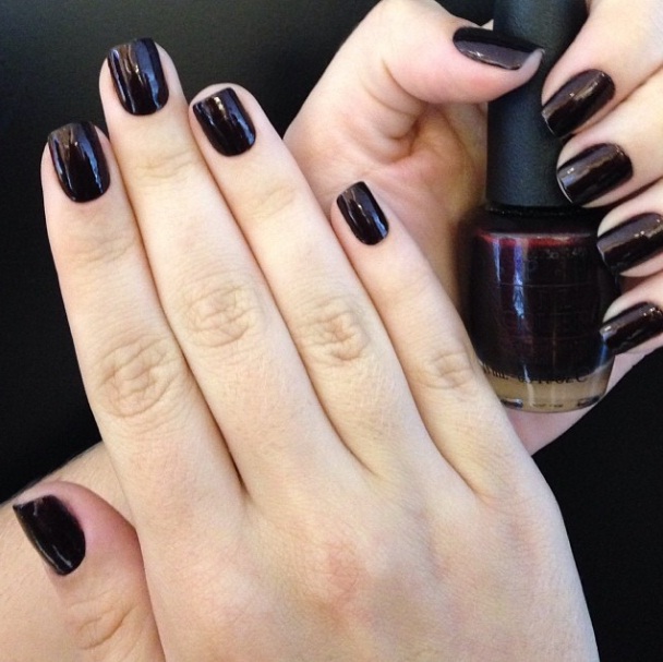 Unhas escuras vão roubar a cena no verão